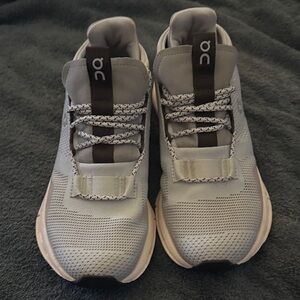 On Running Light Gray Sneakers with Patterned Laces